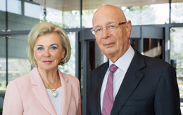 Porträtfoto von Liz Mohn, stellvertretende Vorstandsvorsitzende der Bertelsmann Stiftung, und Klaus Schwab, Gründer und Präsident des World Economic Forum und Träger des Reinhard Mohn Preises 2016.